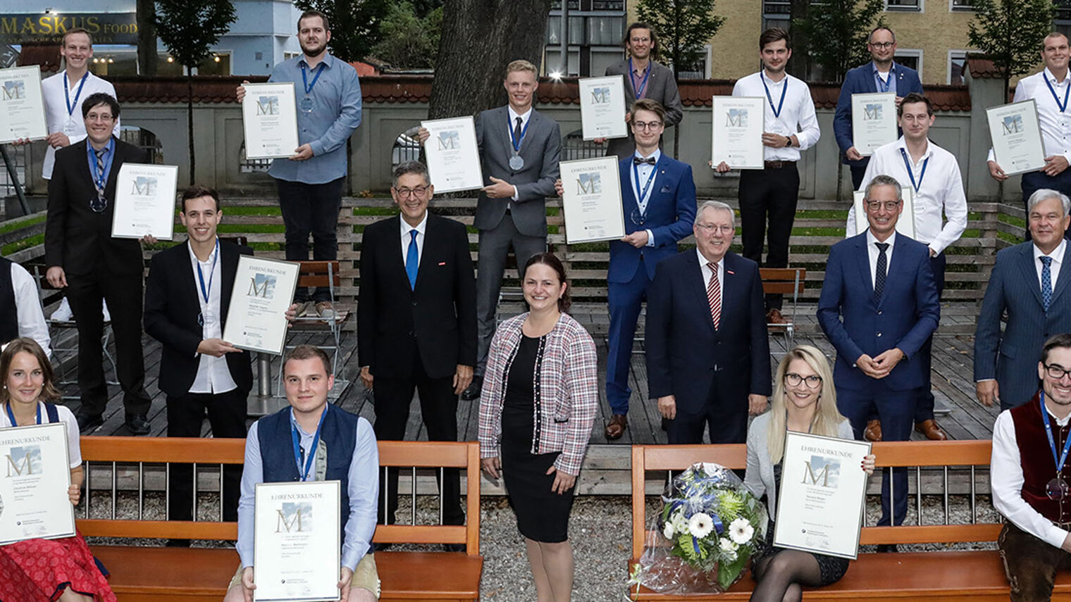 16 junge Meister erhielten als Jahrgangsbeste eine Ehrenurkunde samt Medaille überreicht.