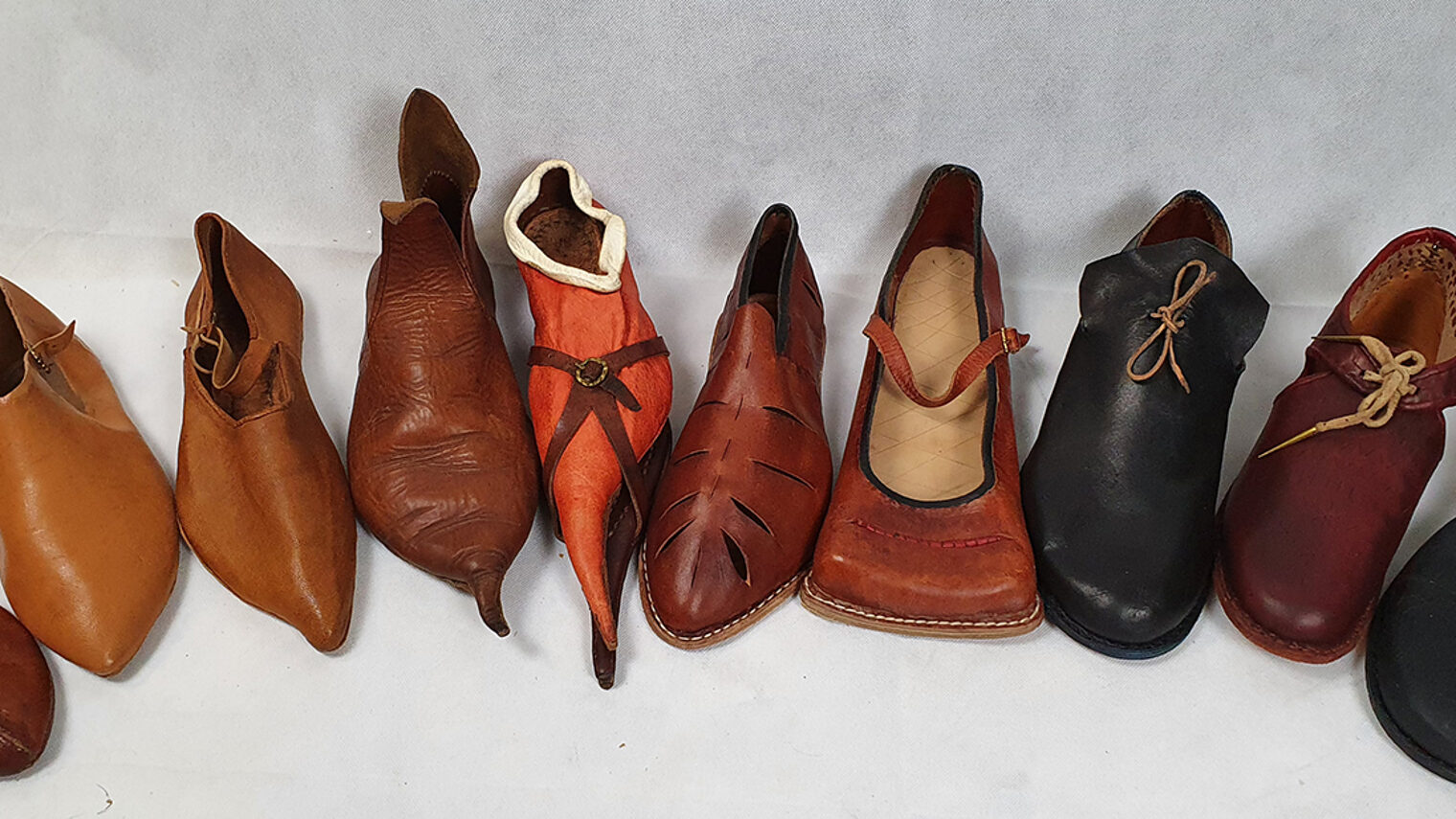 In seiner Werkstatt im oberpfälzischen Rettenbach fertigt der 28-Jährige Schuhwerk von der Antike bis zum Barock und legt dabei großen Wert auf historisch korrekte Verarbeitung. 