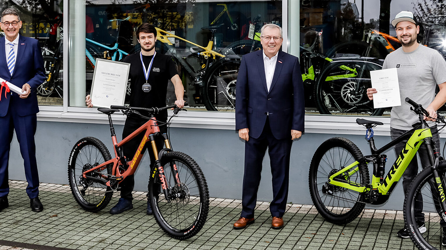Stellvertretend für alle Gewinner übergaben die HWK-Vertreter die Auszeichnung an Daniel Becker aus Regensburg (2. v. li.) und seinen Ausbilder Lukas Kuffer von KL Bikes Shop & Service (1. v. re.). 