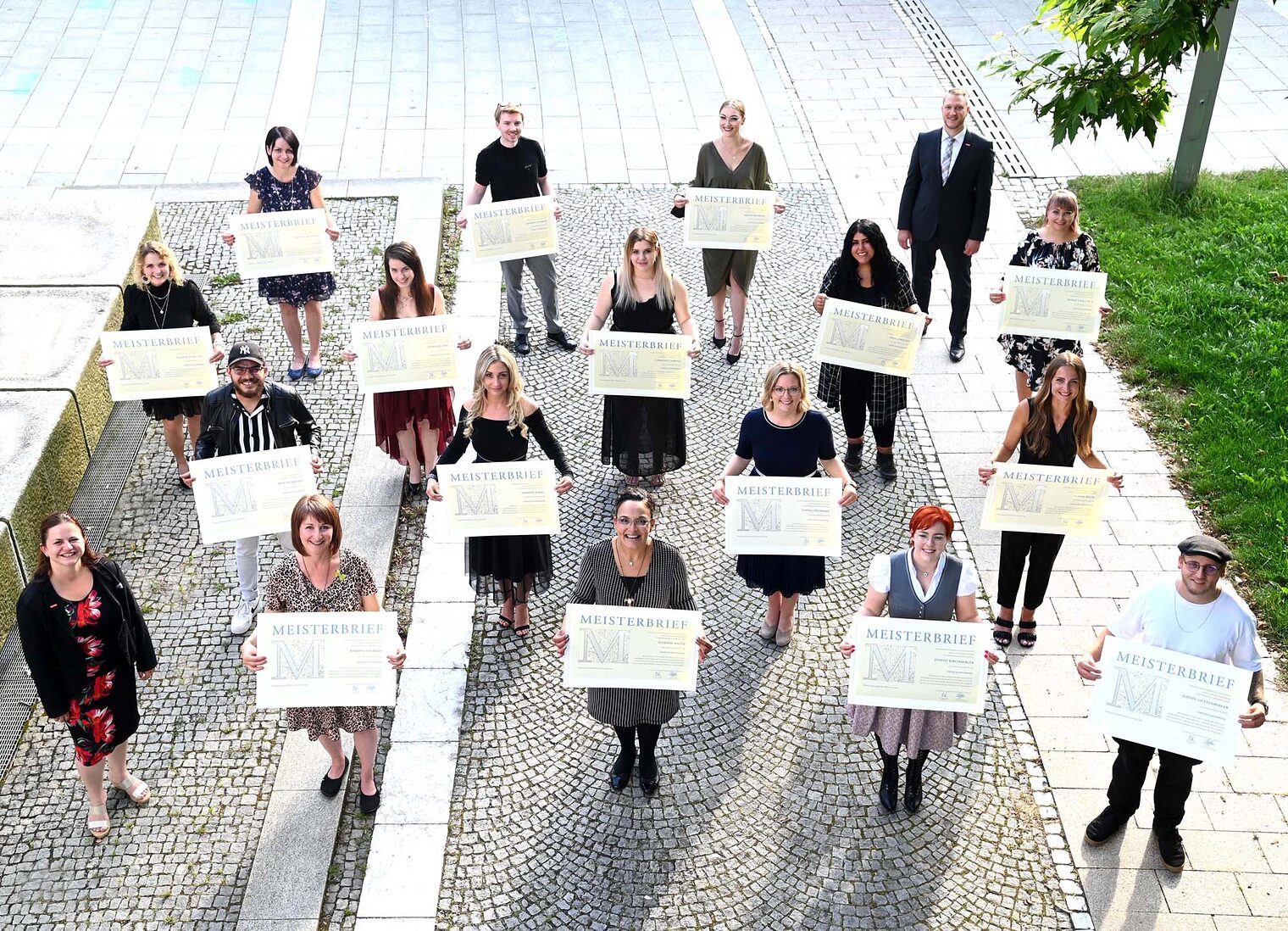 Gruppenfoto der Friseure bei der Meisterbriefübergabe 2021 in Weiden.
