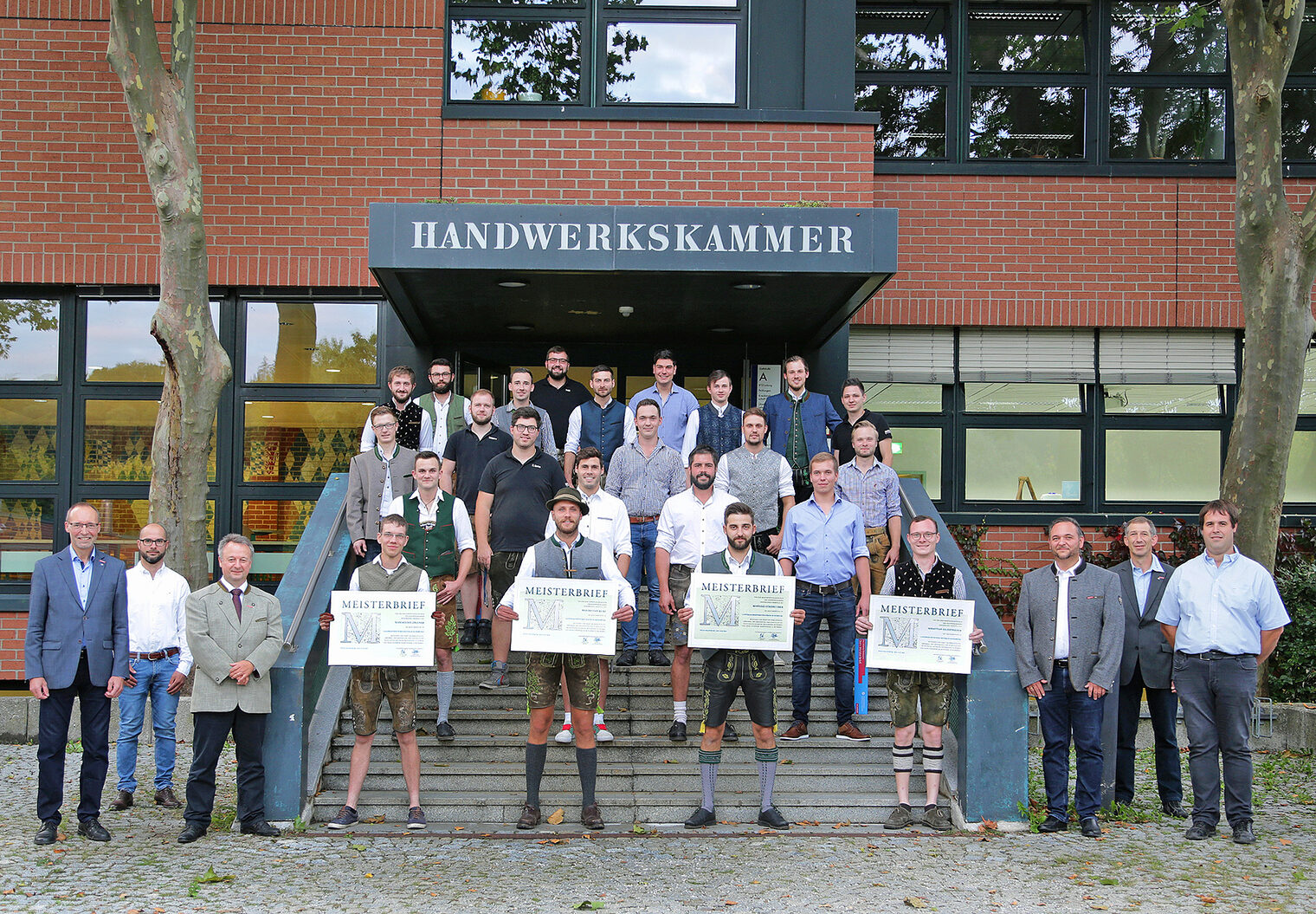 Gruppenfoto der Landmaschinenmechaniker-Meister in Landshut.
