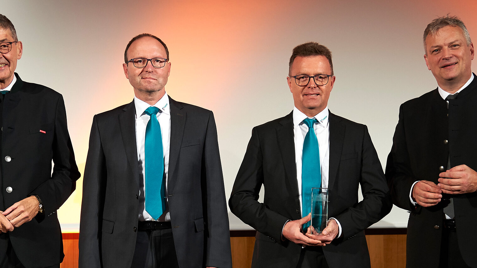 Freuten sich über den Exportpreis Bayern 2022 für die Walter Föckersberger GmbH in der Kategorie Handwerk: Laudator Dr. Georg Haber, die Gewinner Bernhard und Walter Föckersberger und Staatssekretär Roland Weigert (v.li.).