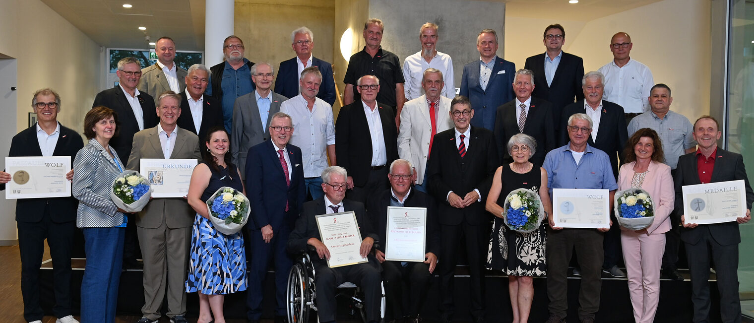 Für ihr Ehrenamt und ihre Verdienste um das Handwerk zeichnete die Handwerkskammer verdiente Mitglieder der Vollversammlung aus.