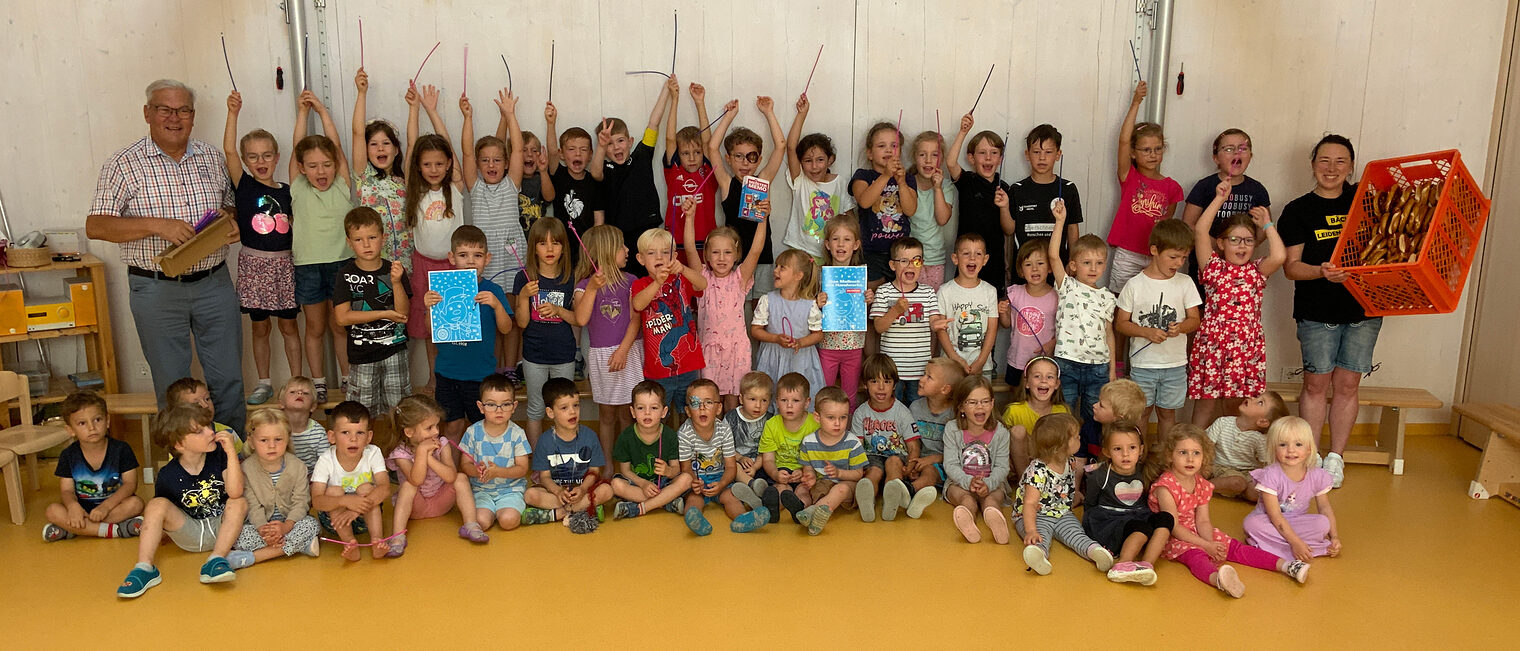 HWK-Vizepräsident Gerhard Ulm (links) spendierte den Kindergartenkindern aus Möning ein Brezen-Frühstück.