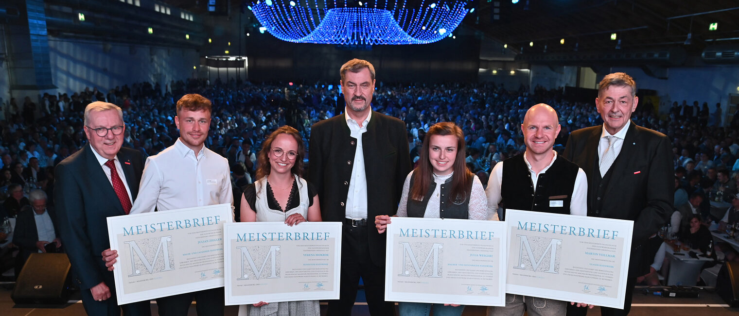 Vier Meister erhielten auf der Bühne die Meisterbriefe von Ministerpräsident Dr. Markus Söder (mi.), Hauptgeschäftsführer Jürgen Kilger (li.) und Präsident Dr. Georg Haber (re.). Vier Meister erhielten auf der Bühne die Meisterbriefe von Ministerpräsident Dr. Markus Söder, Hauptgeschäftsführer Jürgen Kilger und Präsident Dr. Georg Haber.