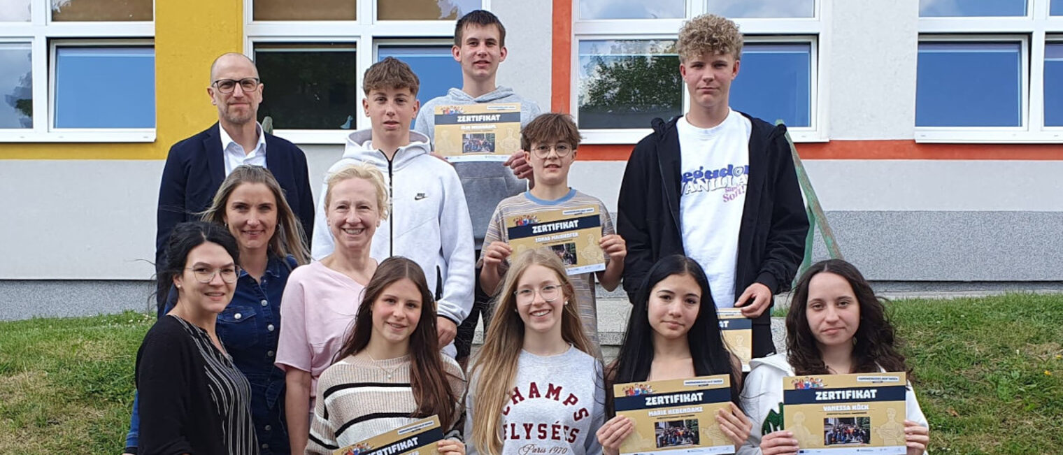 Die Teilnehmer der Sportmittelschule Hauzenberg mit ihrer Lehrerin, Vertretern der Handwerkskammer und der Südböhmischen Wirtschaftskammer. Schülergruppe der Sportmittelschule Hauzenberg mit ihrer Lehrerin, Vertretern der Handwerkskammer und der Südböhmischen Wirtschaftskammer.